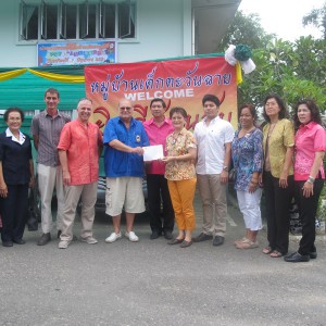 President Lion Peter Wesche is handing over the donation of THB 300,000.- to Dr.Supaluck. The Phuket Governor and other respectable guest were witnessing the handover.